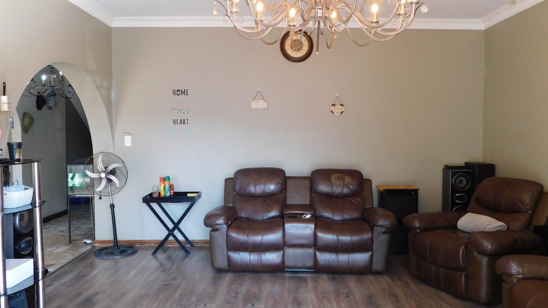 Lounges - 27 square meters of property in Effingham Heights