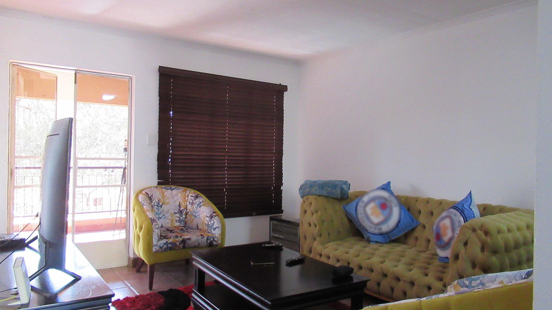 Lounges - 14 square meters of property in Meredale