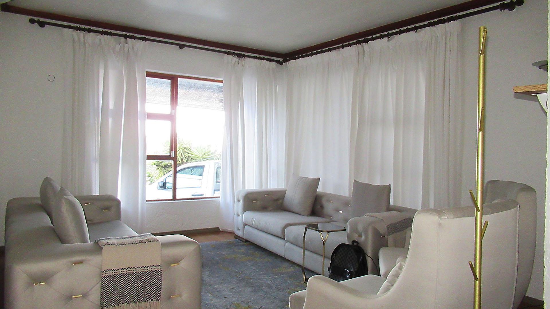 Lounges - 15 square meters of property in Bassonia