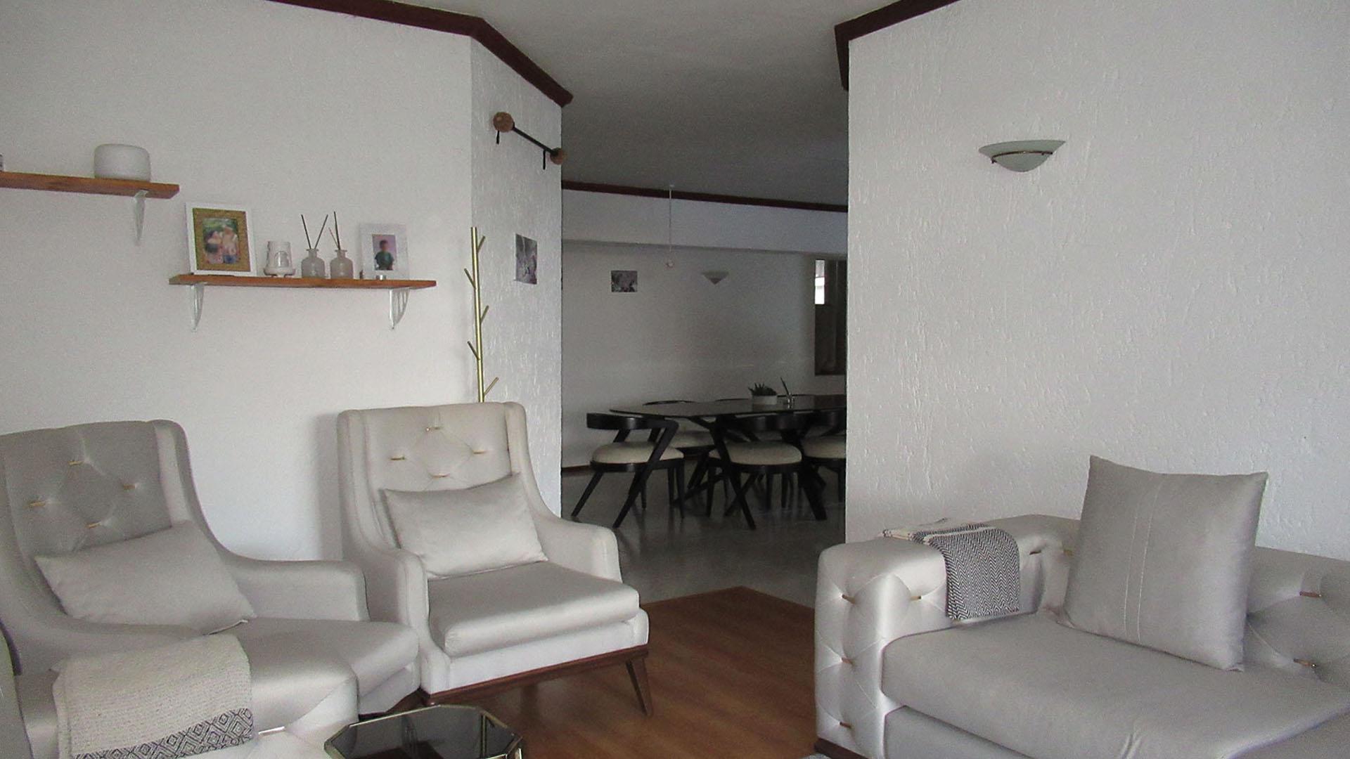 Lounges - 15 square meters of property in Bassonia