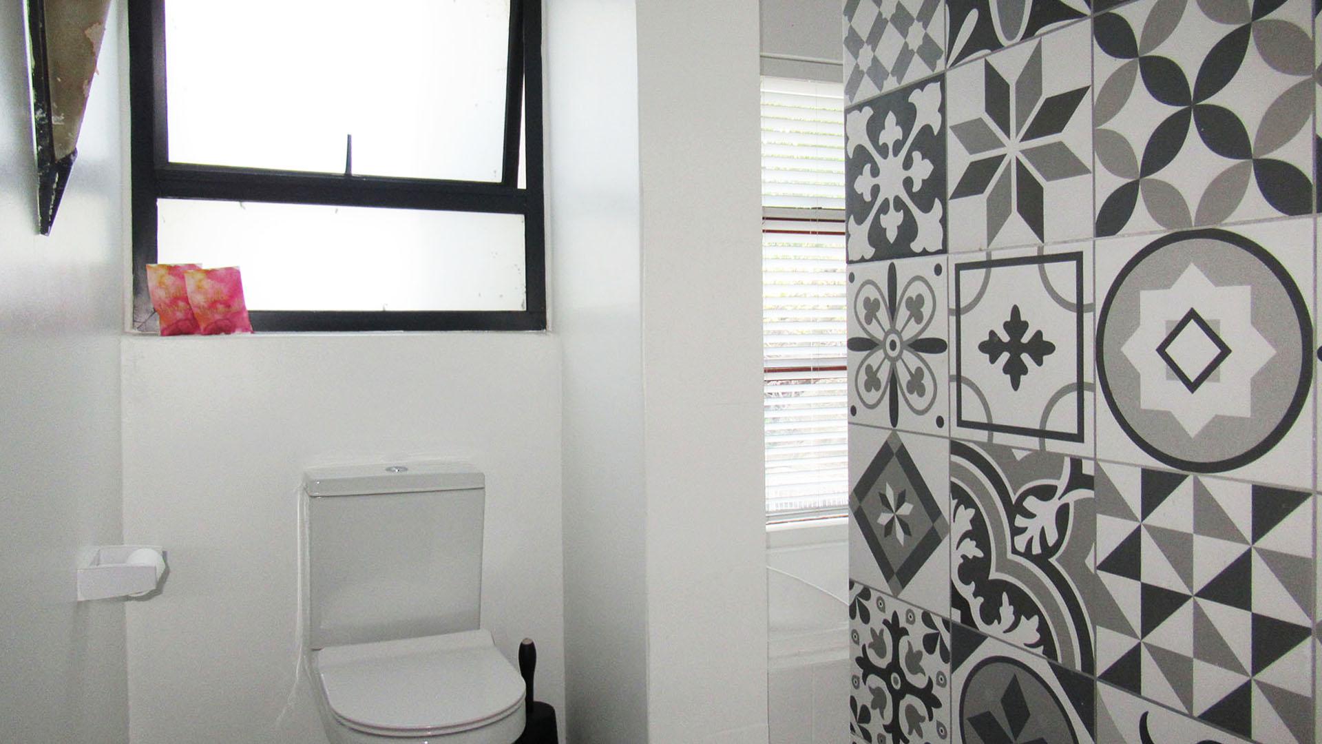 Main Bathroom - 11 square meters of property in Bassonia