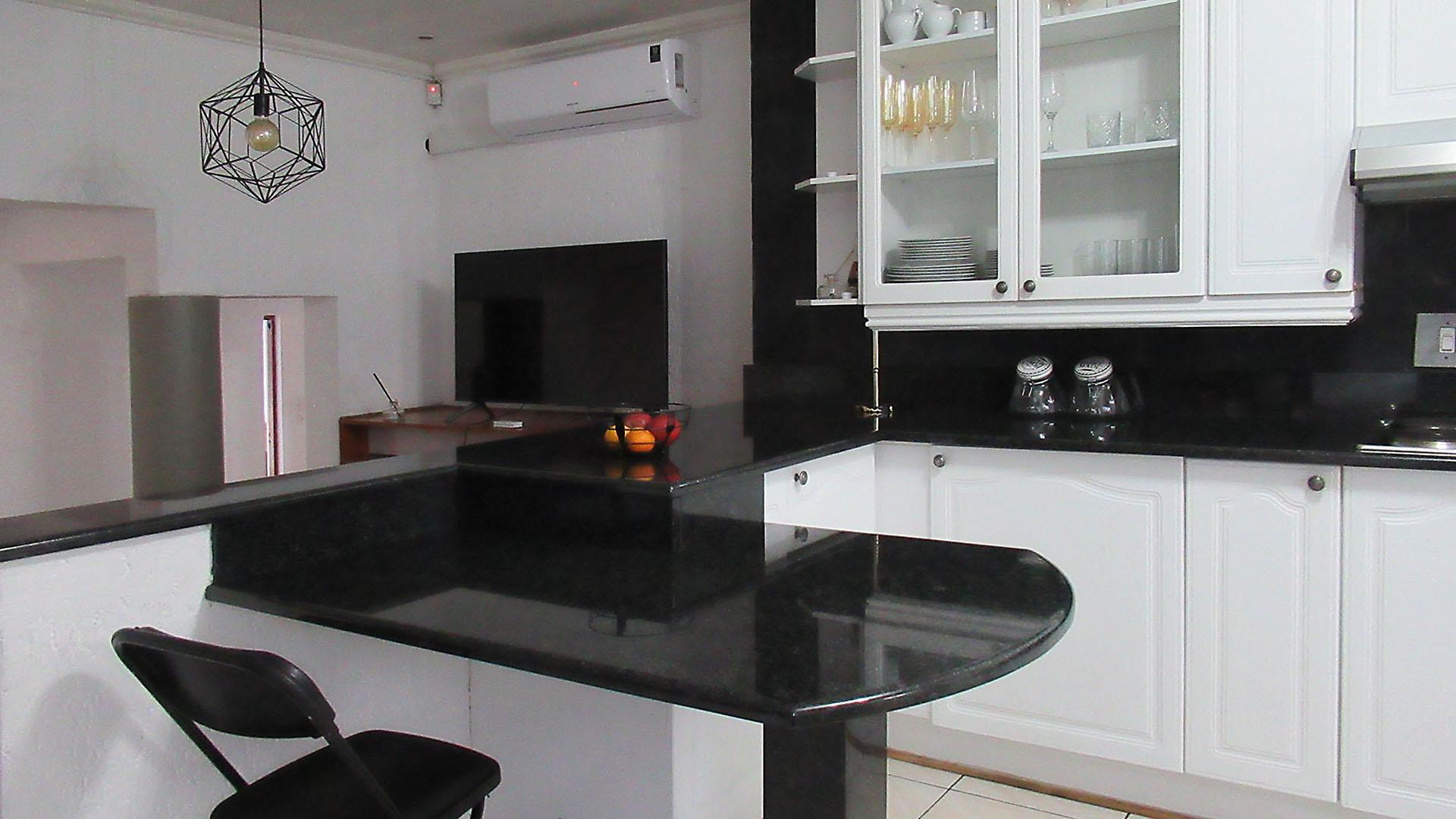 Kitchen - 9 square meters of property in Bassonia