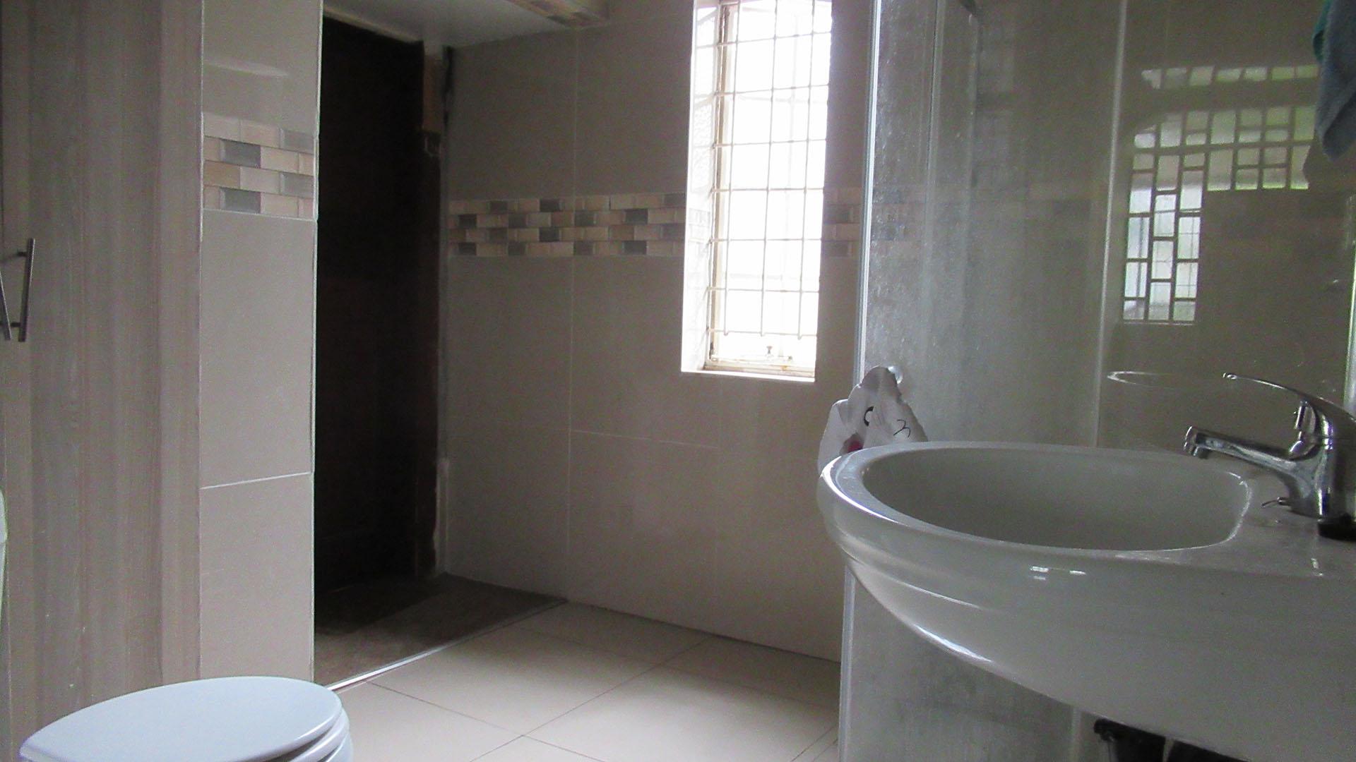 Bathroom 1 - 9 square meters of property in Kensington - JHB