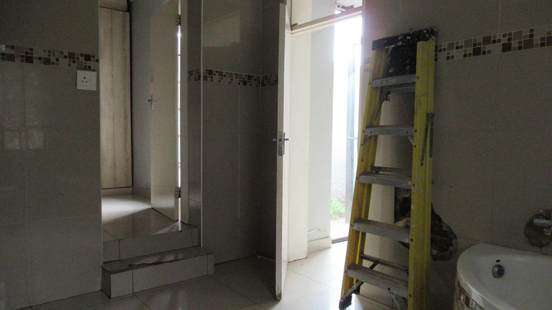 Bathroom 2 - 14 square meters of property in Kensington - JHB