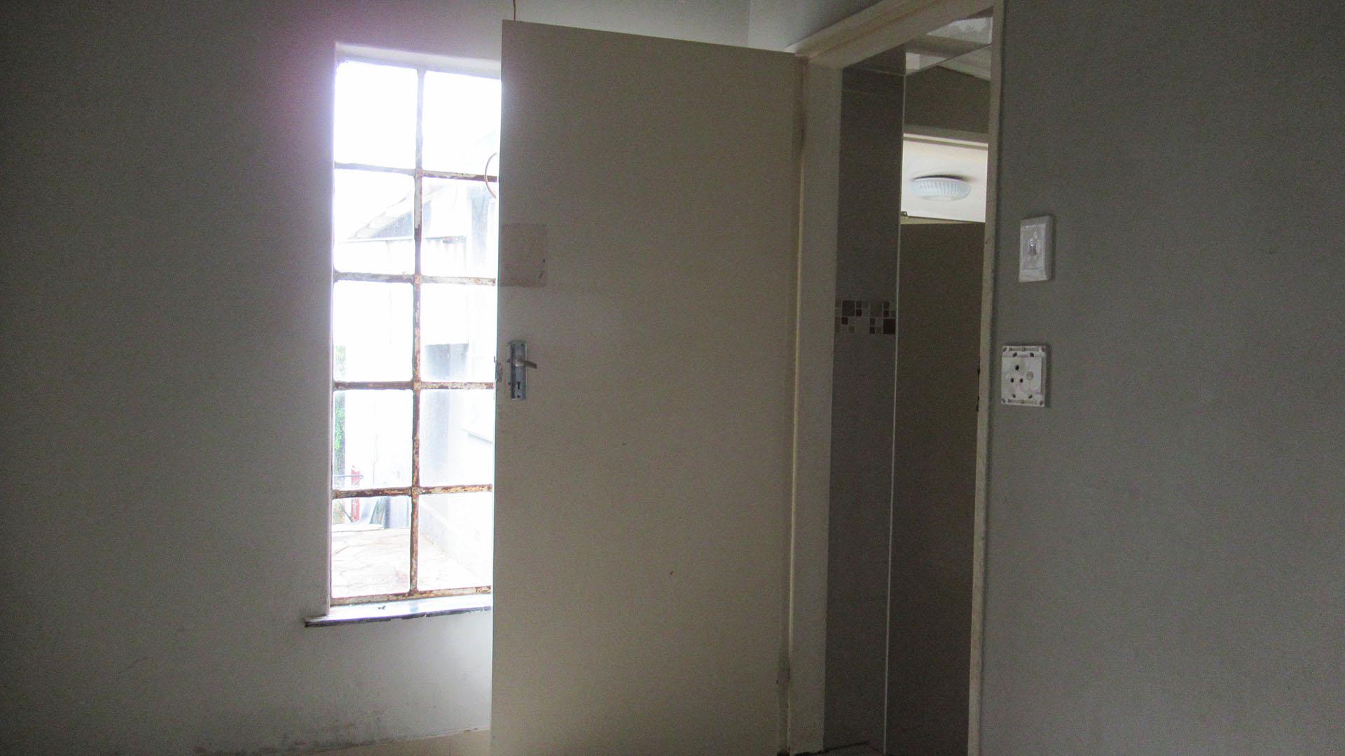 Flatlet - 11 square meters of property in Kensington - JHB