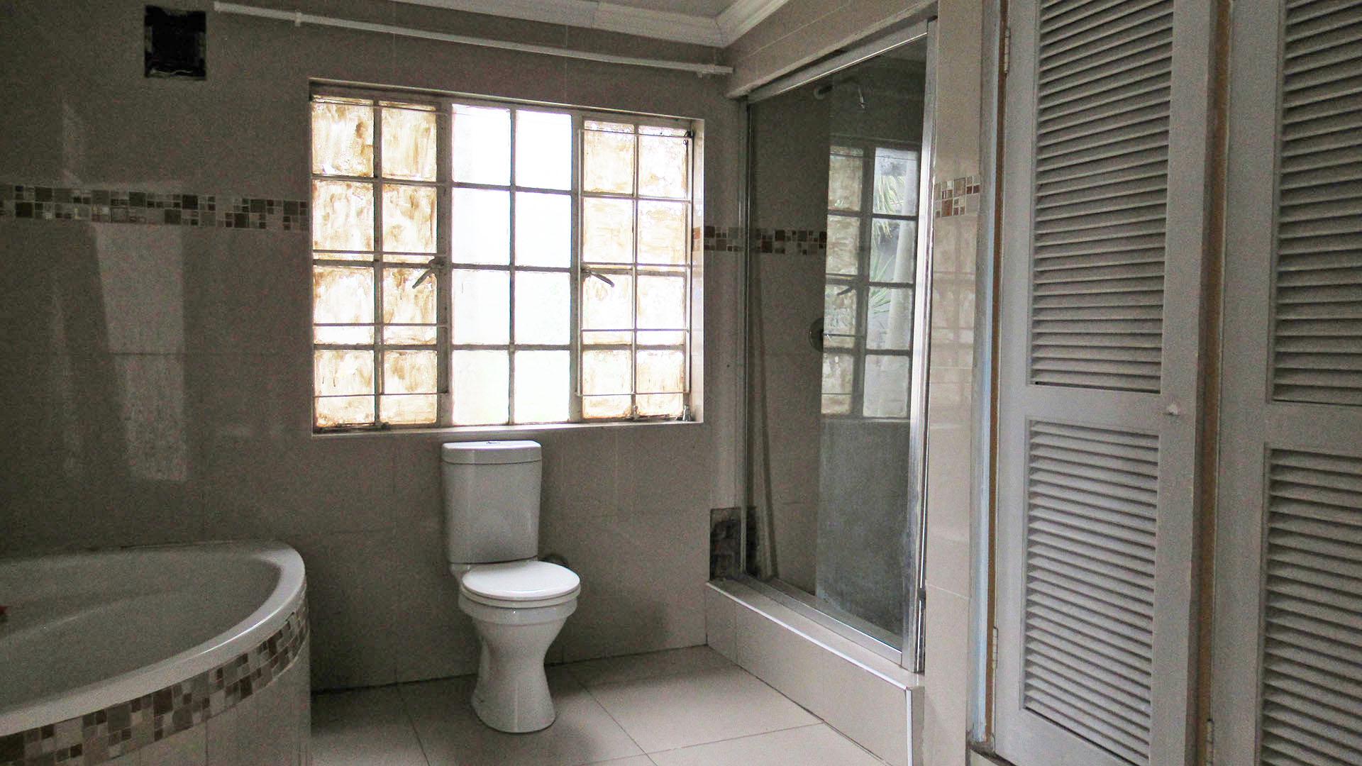 Bathroom 2 - 14 square meters of property in Kensington - JHB