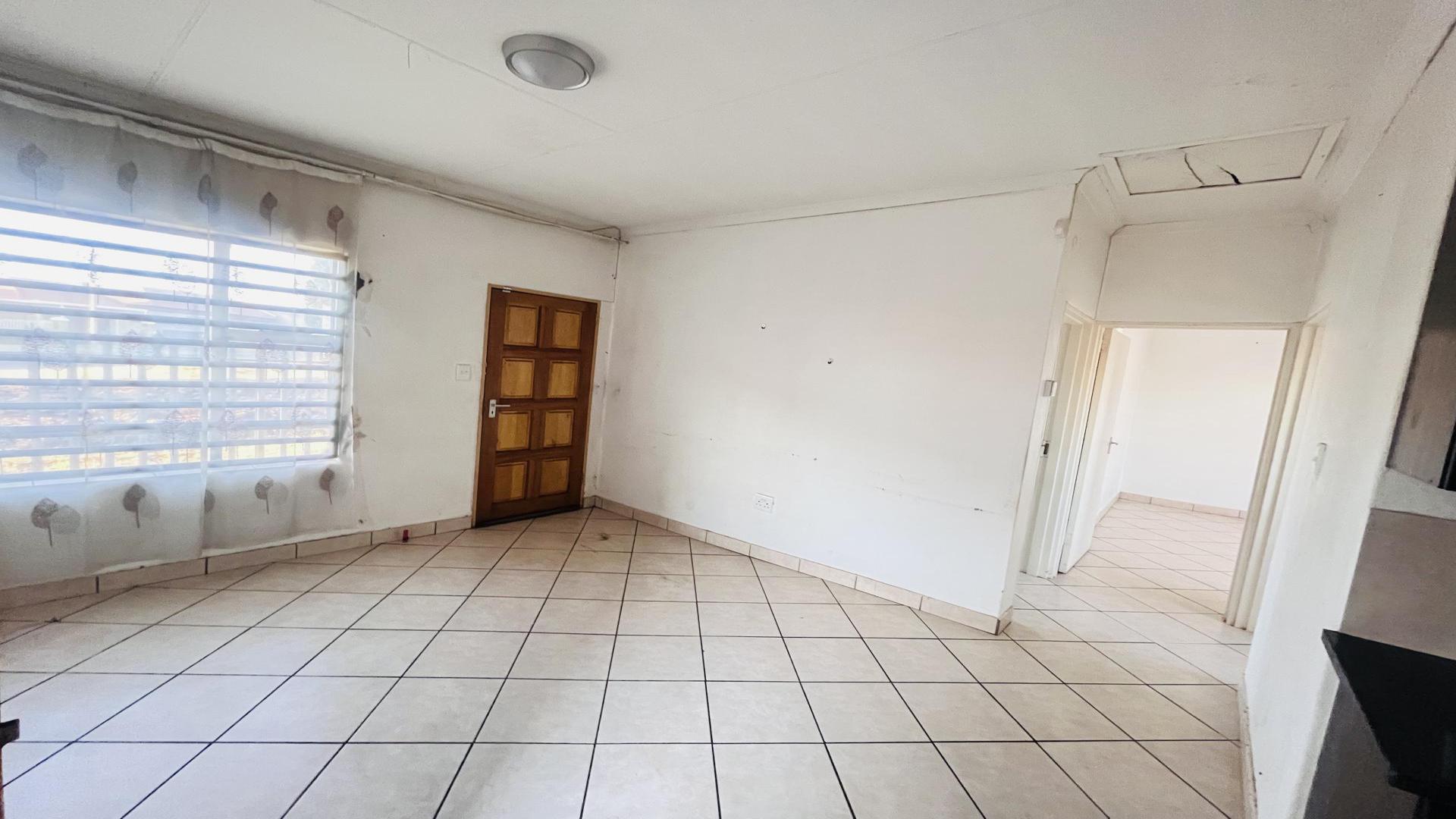 Lounges - 16 square meters of property in Dawn Park
