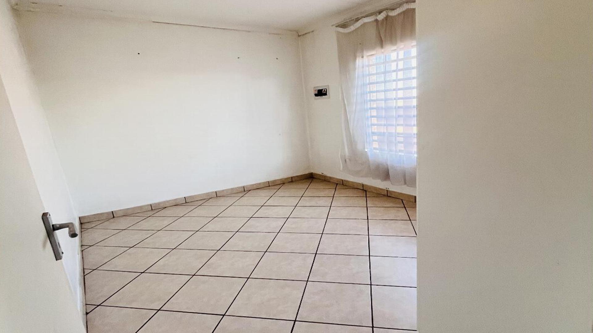 Bed Room 1 - 11 square meters of property in Dawn Park