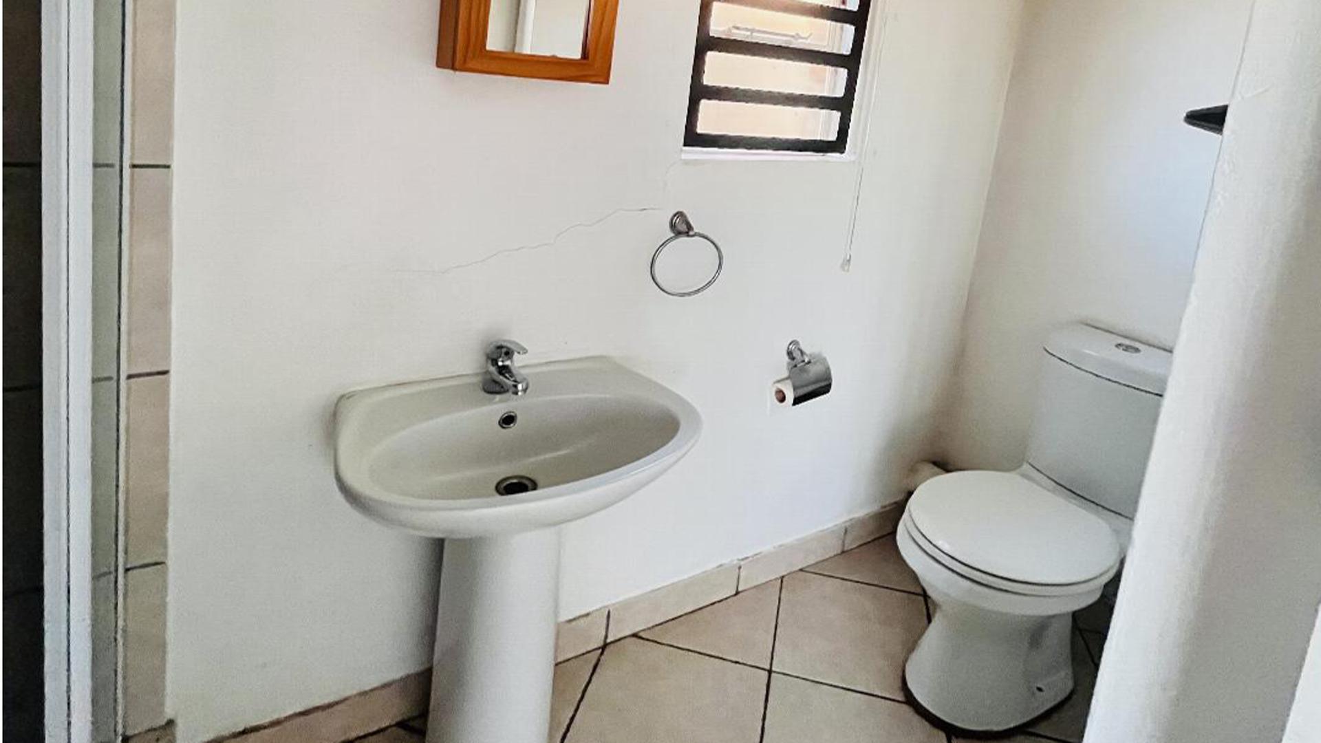 Bathroom 2 of property in Dawn Park