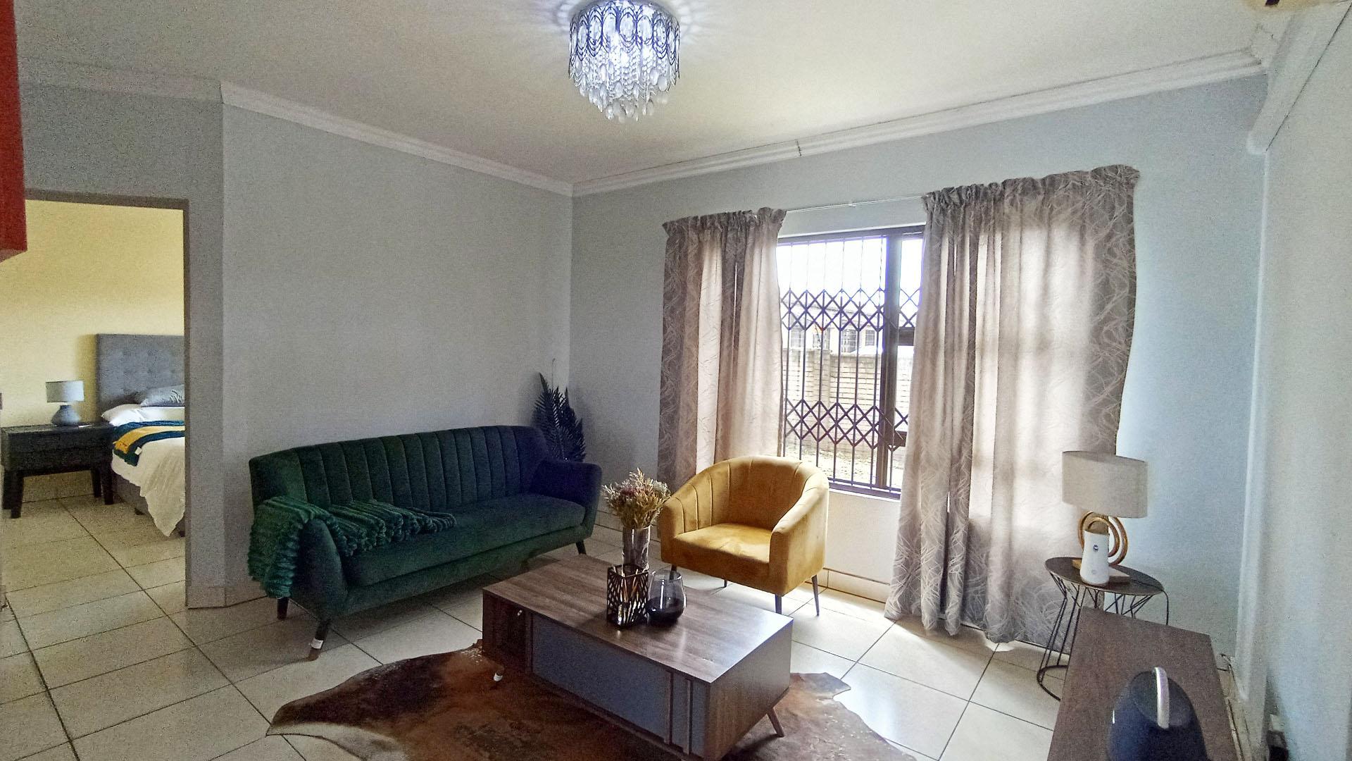 Lounges - 12 square meters of property in Arboretum