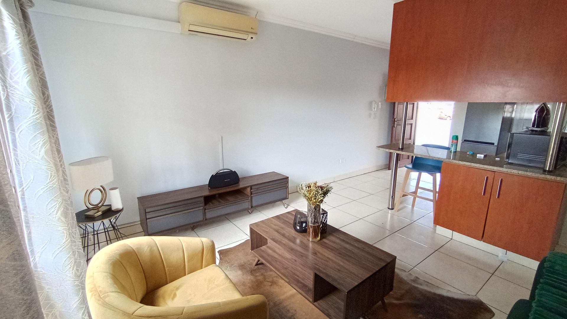 Lounges - 12 square meters of property in Arboretum