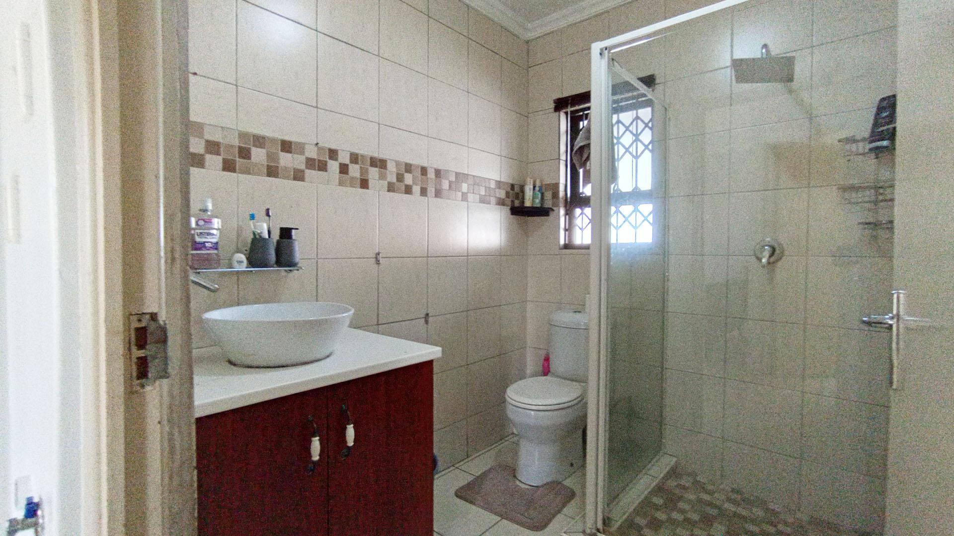 Bathroom 1 - 4 square meters of property in Arboretum