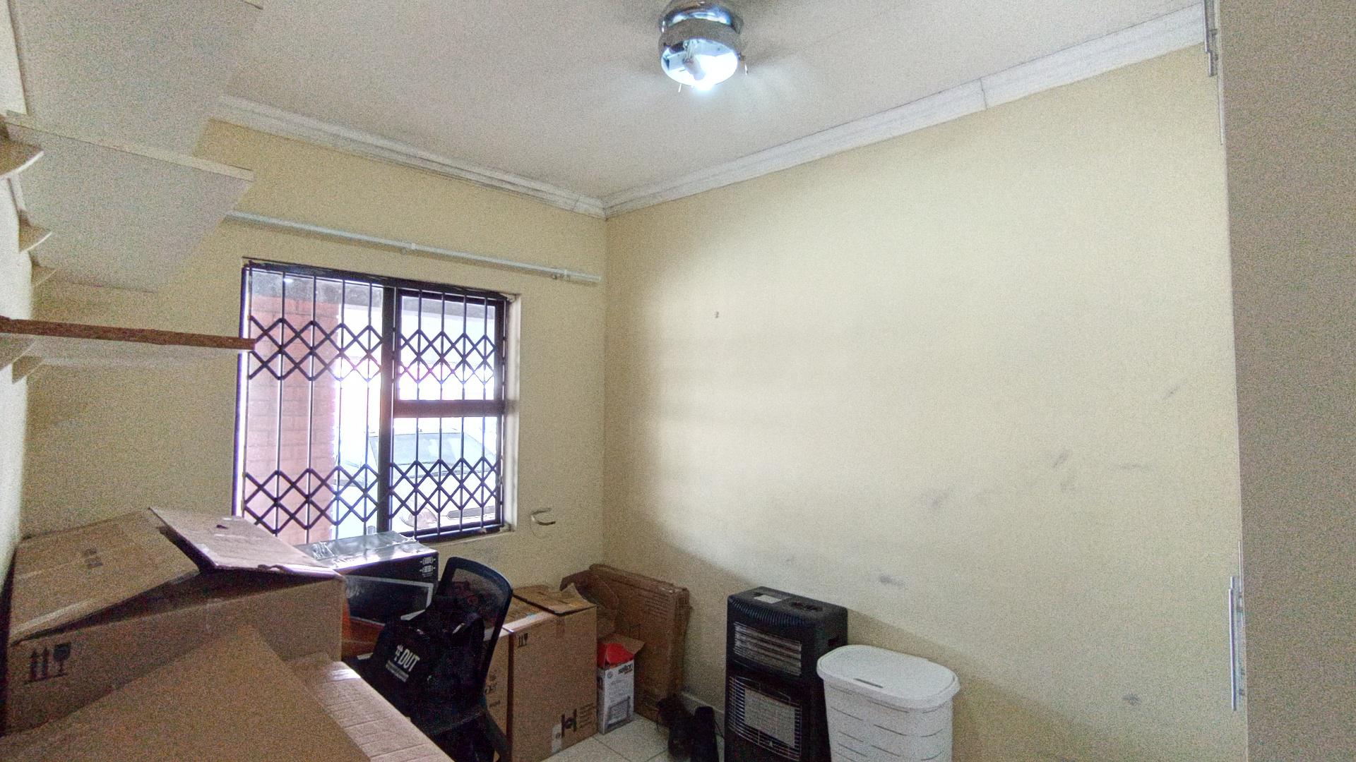 Bed Room 1 - 7 square meters of property in Arboretum