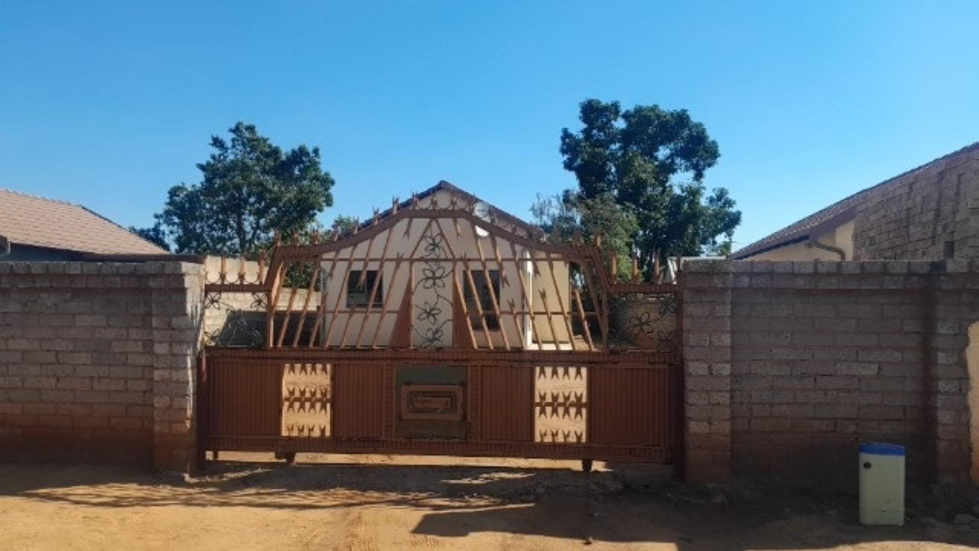 Front View of property in Soshanguve