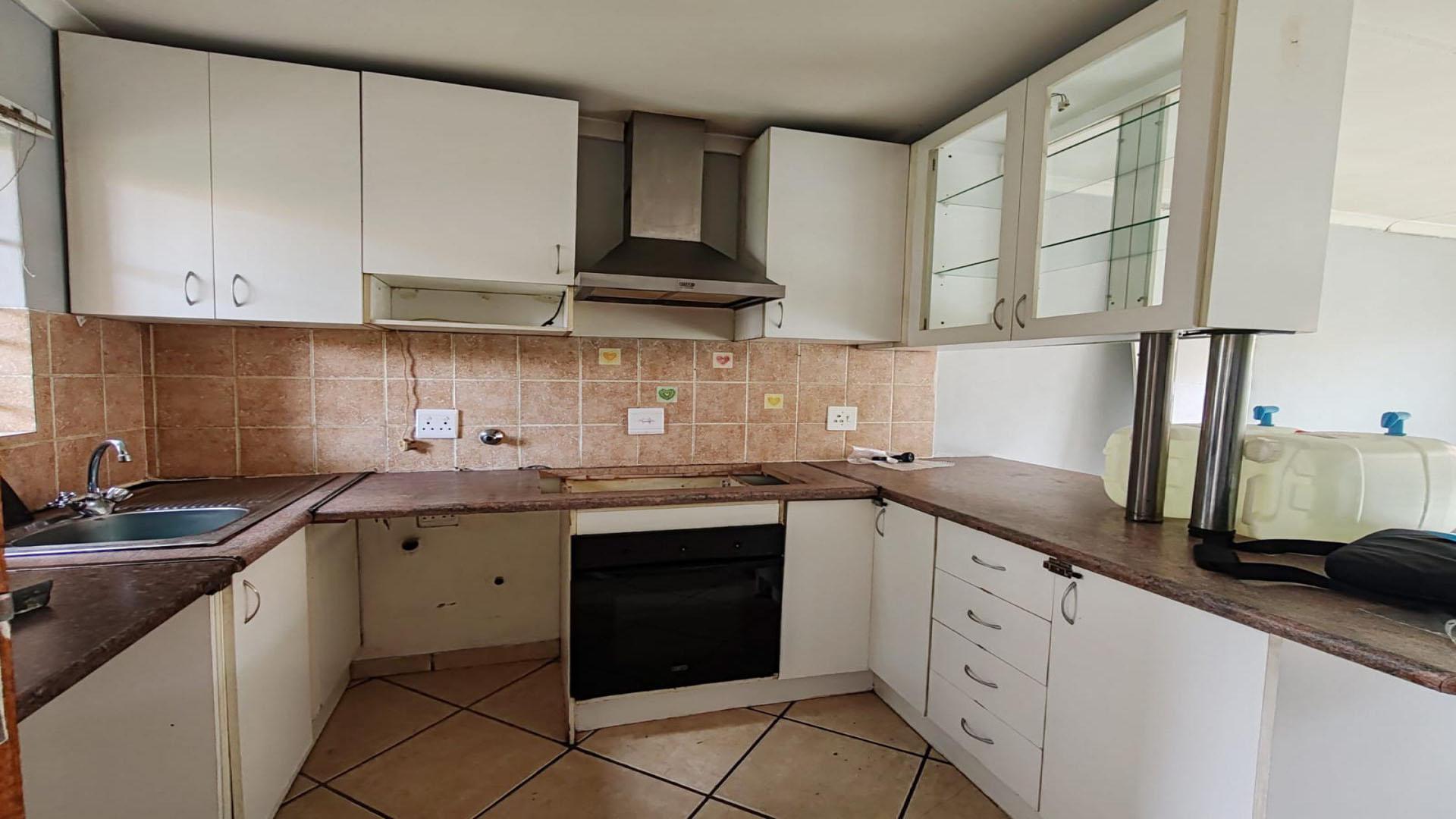 Kitchen of property in Illiondale