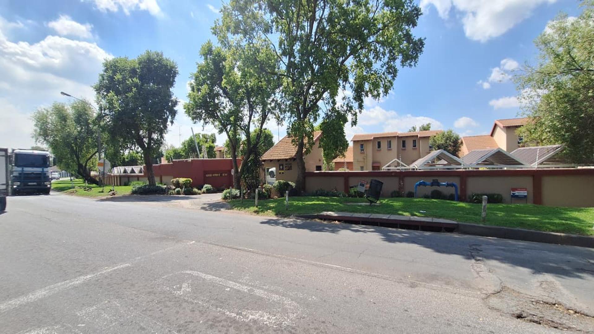 Front View of property in Illiondale