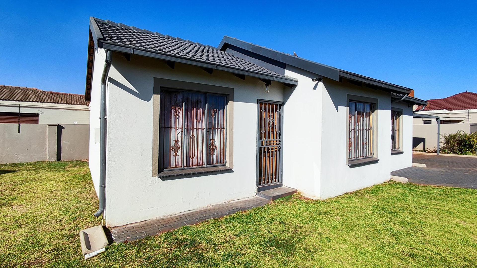 Front View of property in Dawn Park
