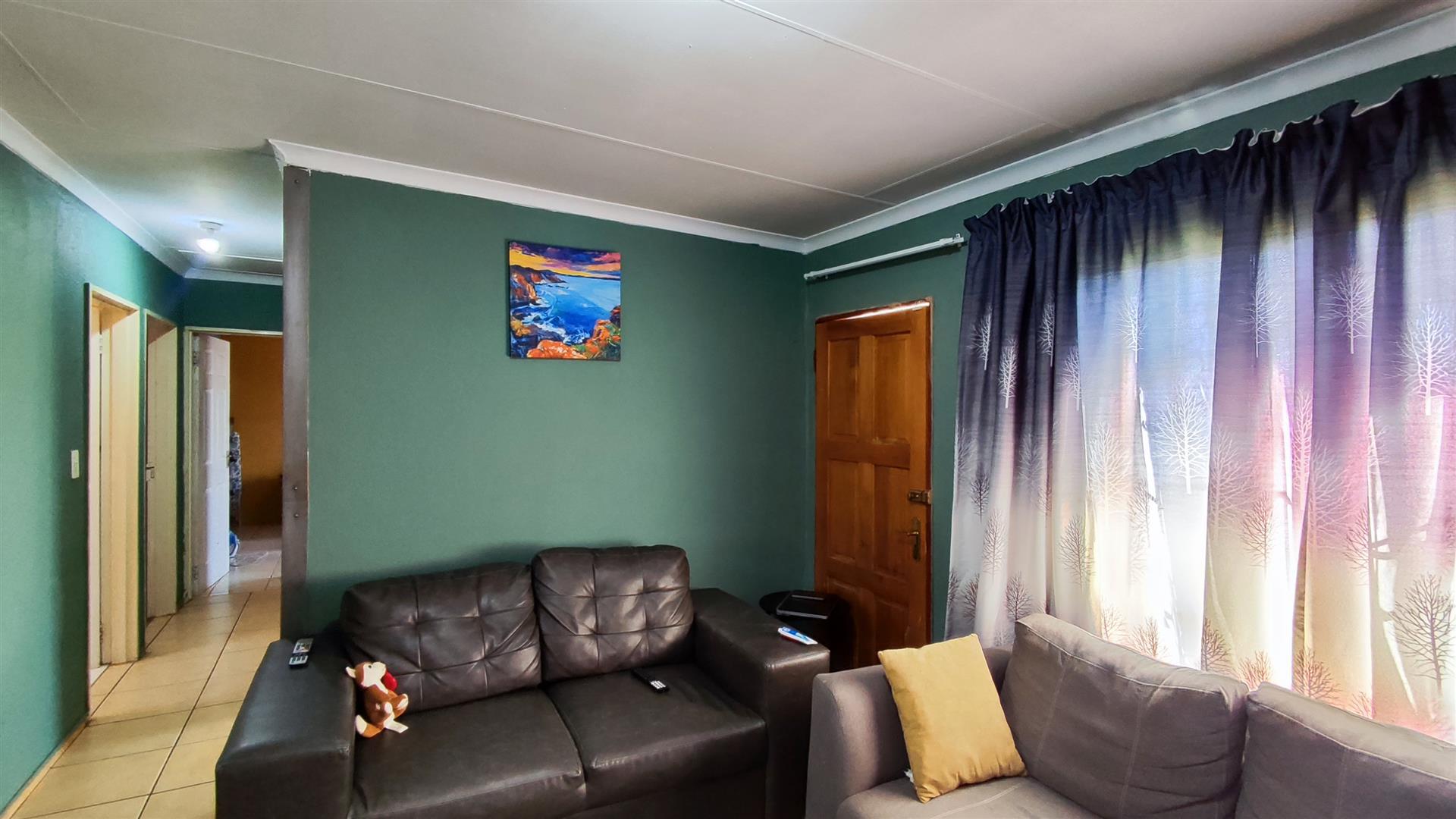 Lounges - 16 square meters of property in Dawn Park