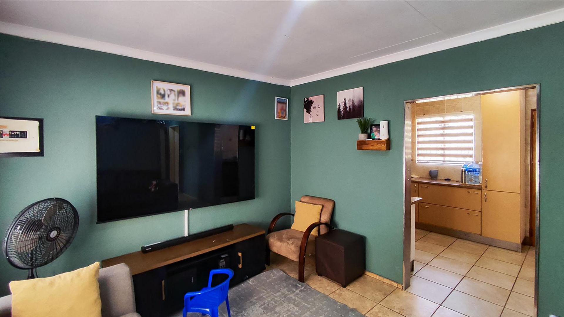 Lounges - 16 square meters of property in Dawn Park