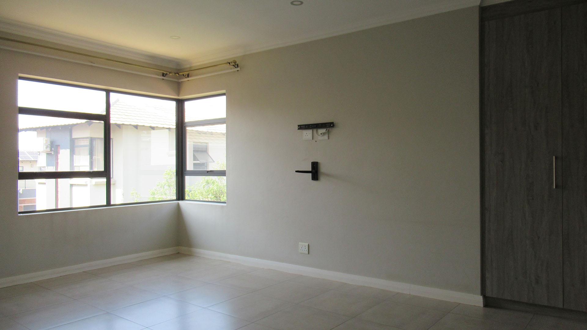 Main Bedroom of property in Honeydew Manor