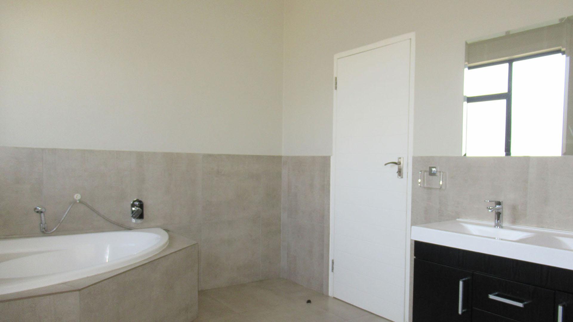 Main Bathroom of property in Honeydew Manor