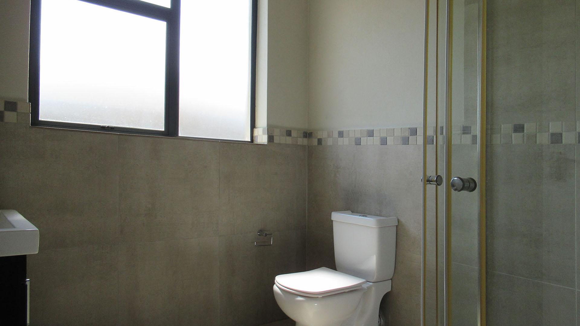 Bathroom 3+ - 4 square meters of property in Honeydew Manor