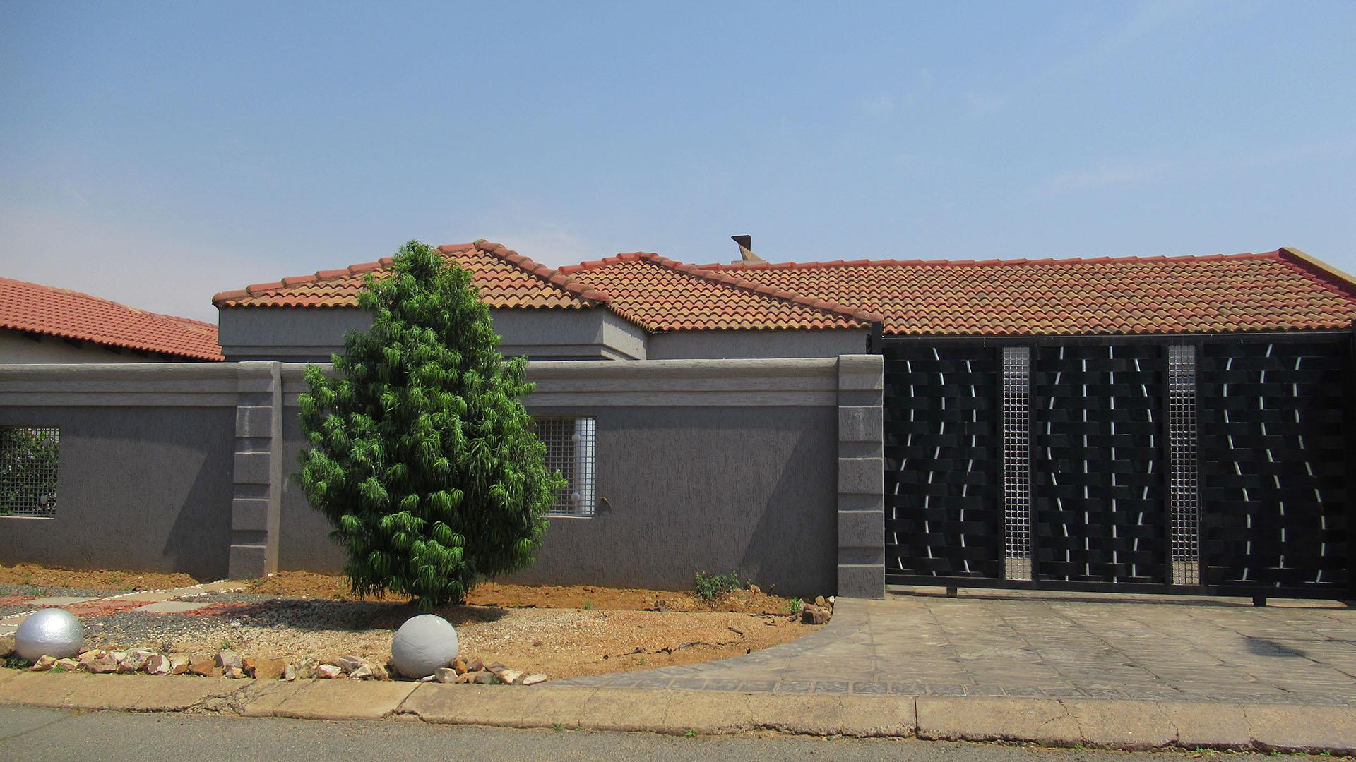 Front View of property in Alveda