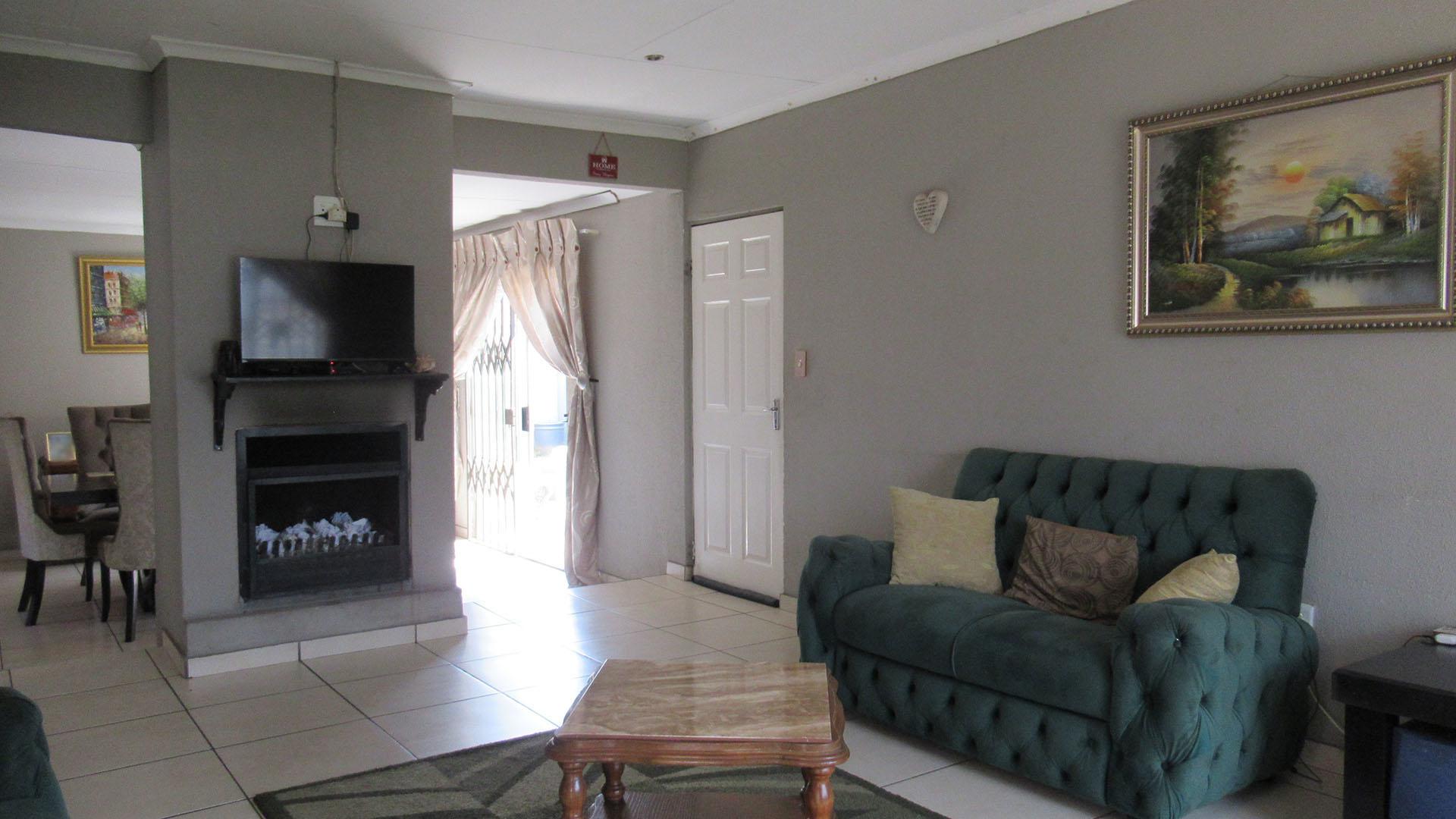Lounges - 32 square meters of property in Alveda