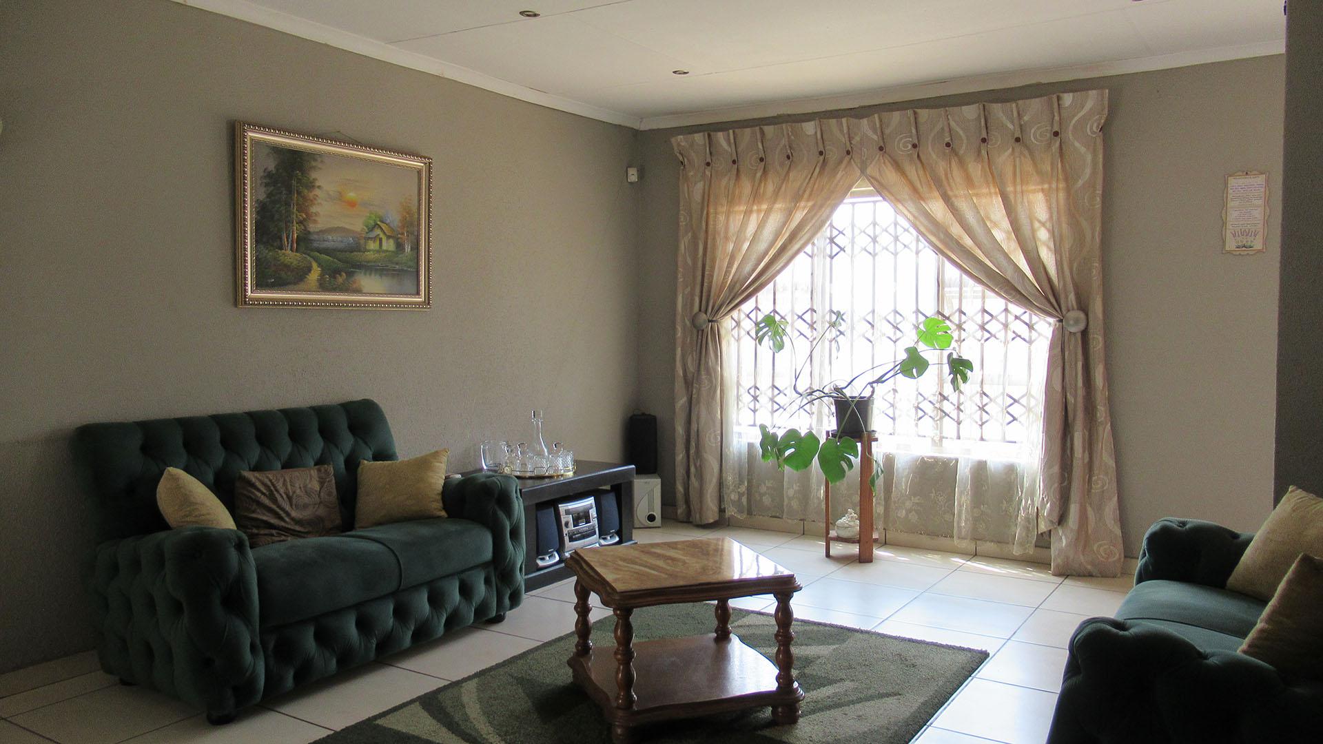 Lounges - 32 square meters of property in Alveda