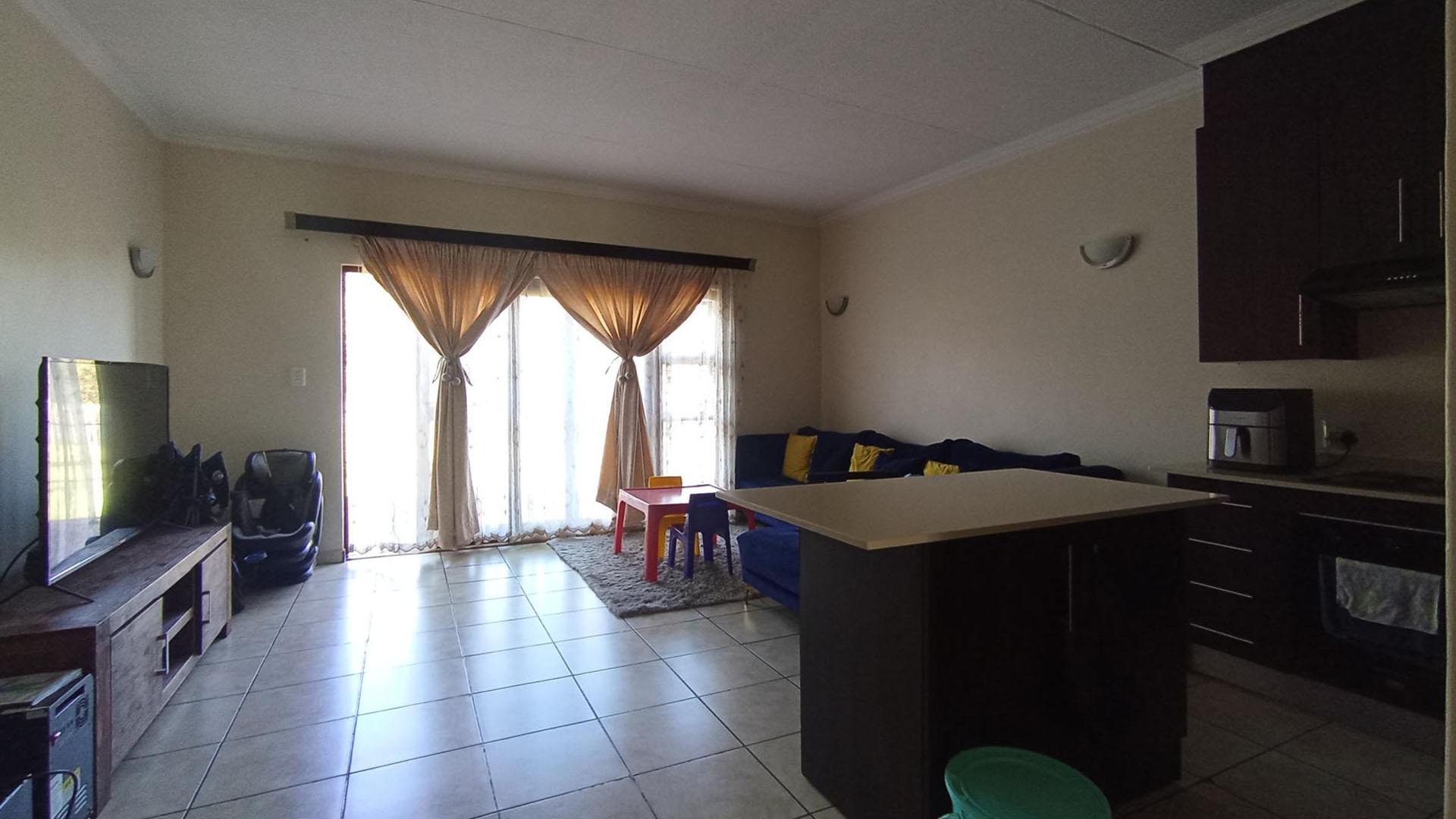 Kitchen - 14 square meters of property in Pretorius Park