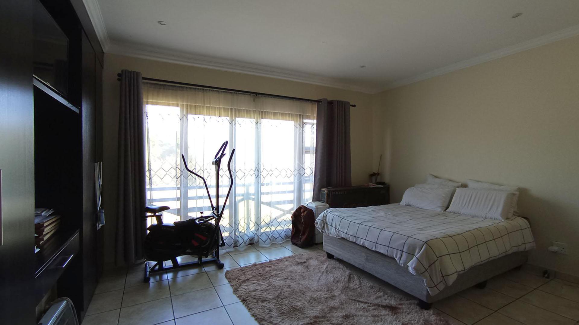 Main Bedroom - 27 square meters of property in Pretorius Park
