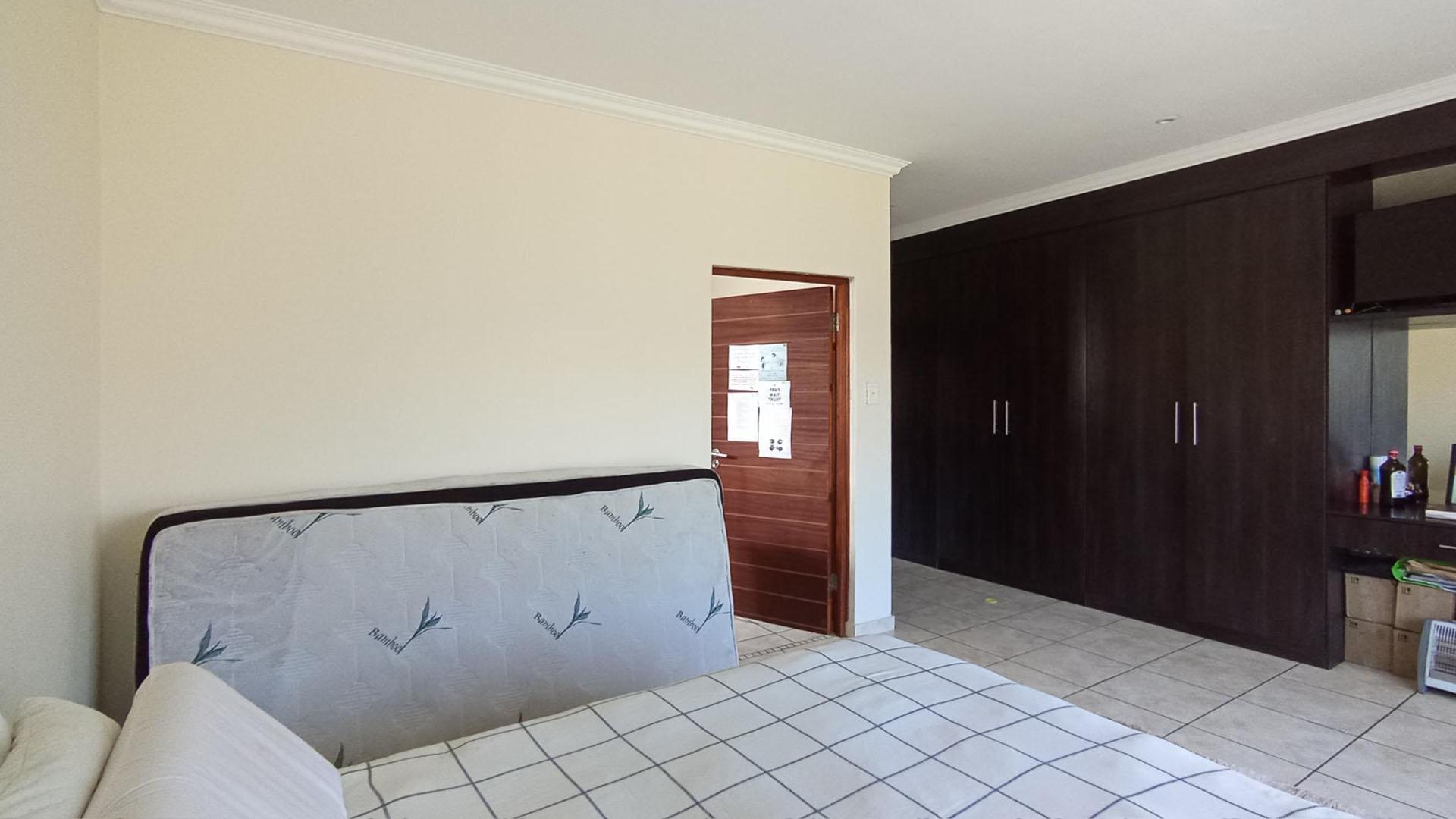 Main Bedroom - 27 square meters of property in Pretorius Park