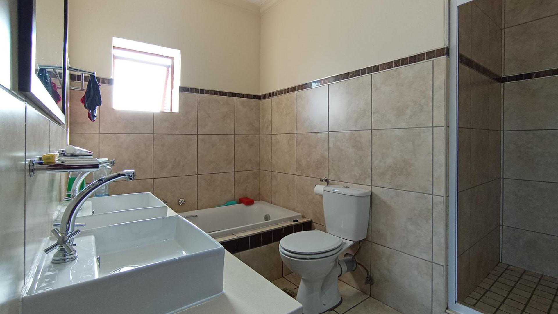 Main Bathroom - 8 square meters of property in Pretorius Park