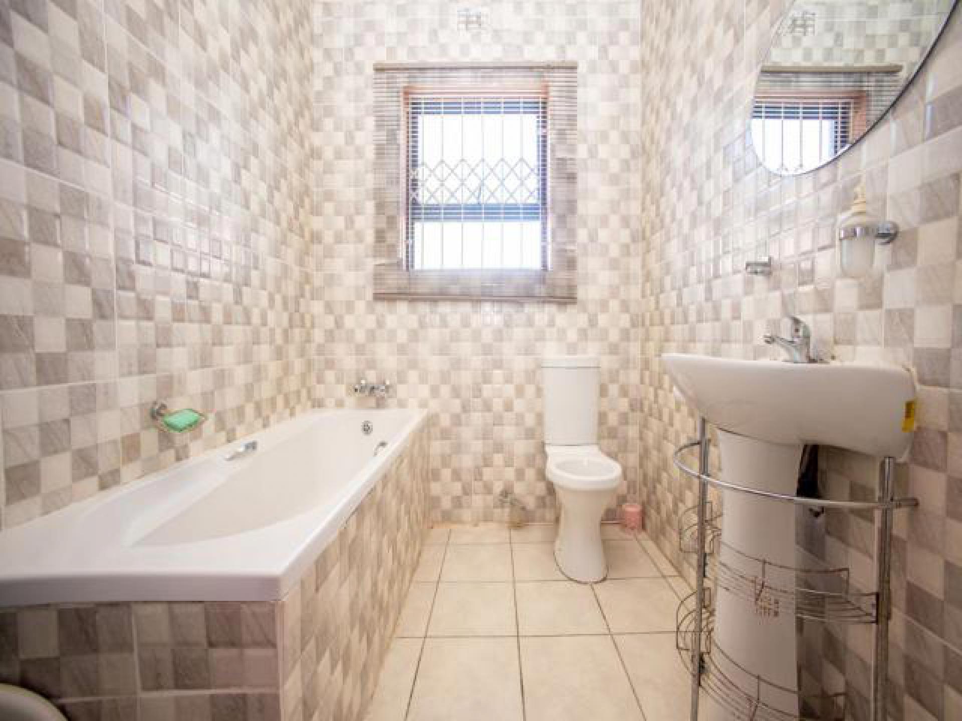 Bathroom 2 of property in Stoney Drift