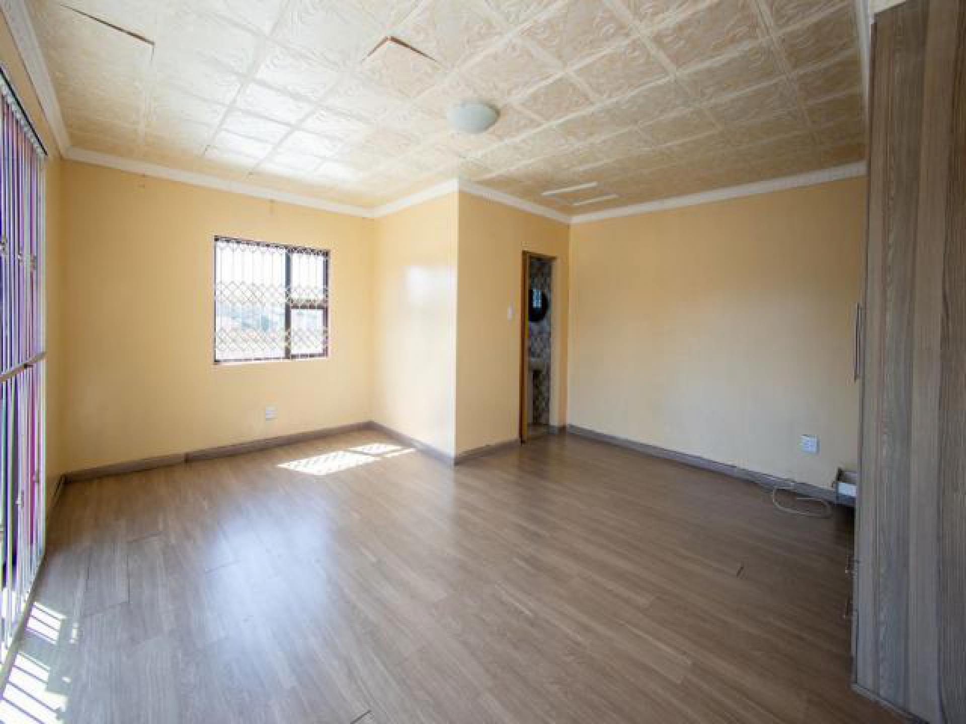 Main Bedroom of property in Stoney Drift