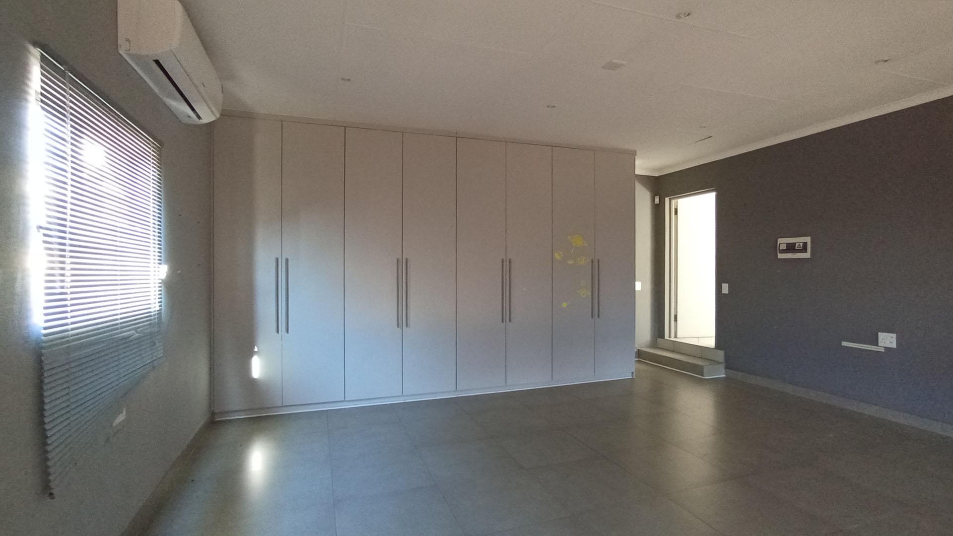 Bed Room 1 - 38 square meters of property in Rua Vista