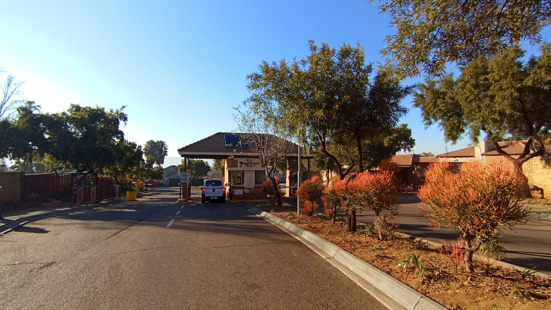 Front View of property in Rua Vista