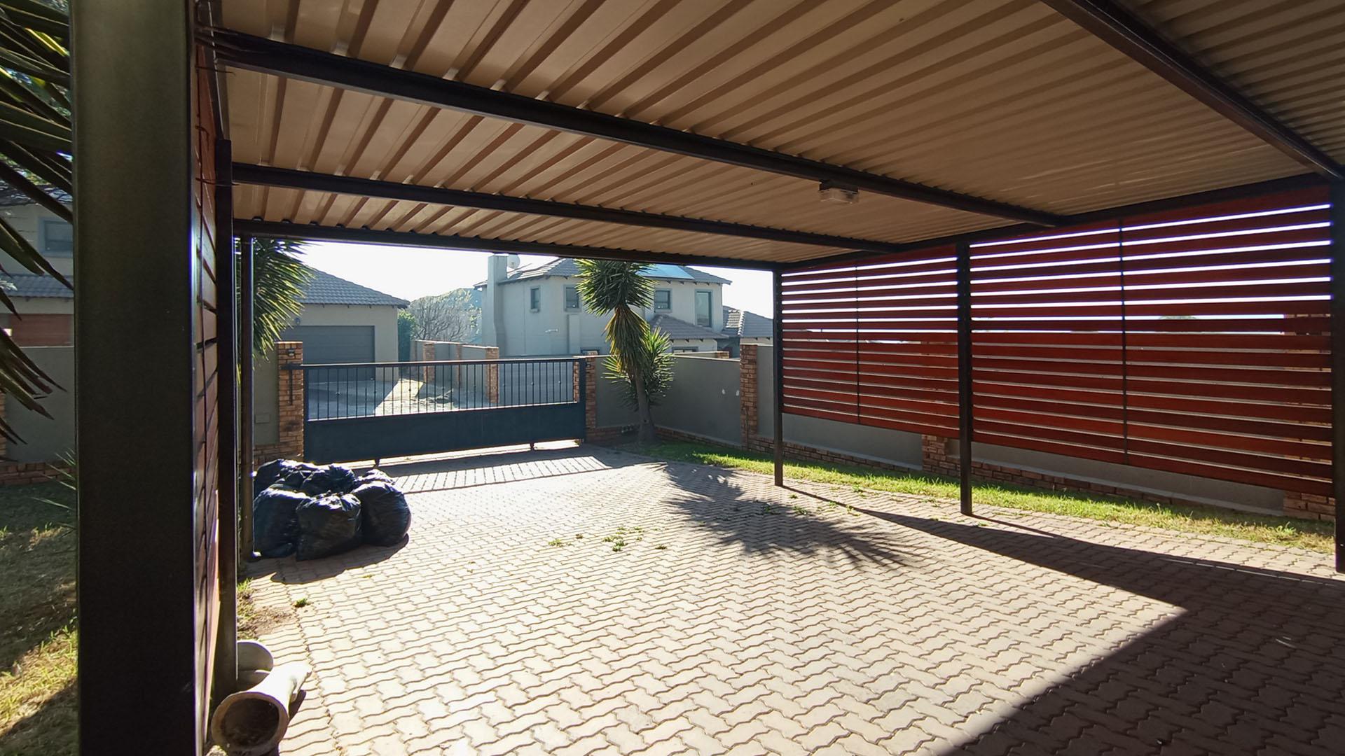 Carport  - 43 square meters of property in Rua Vista