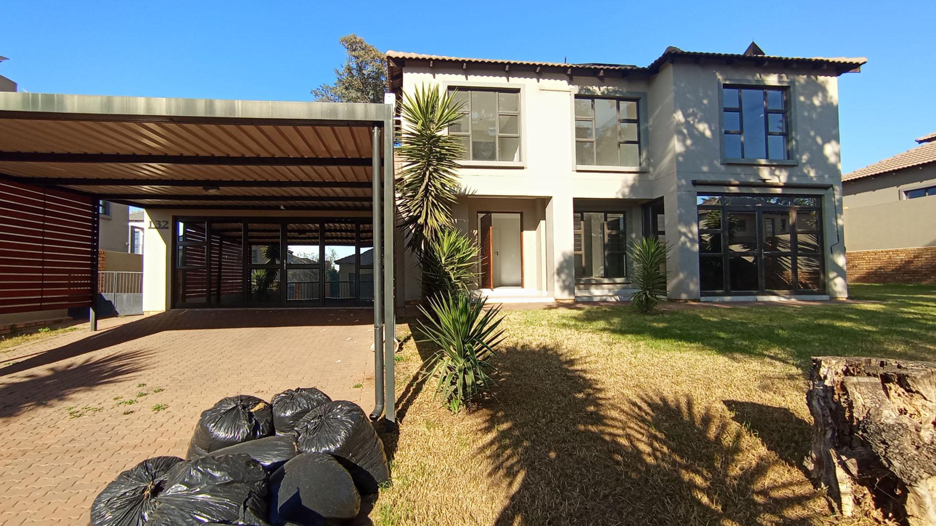 Front View of property in Rua Vista