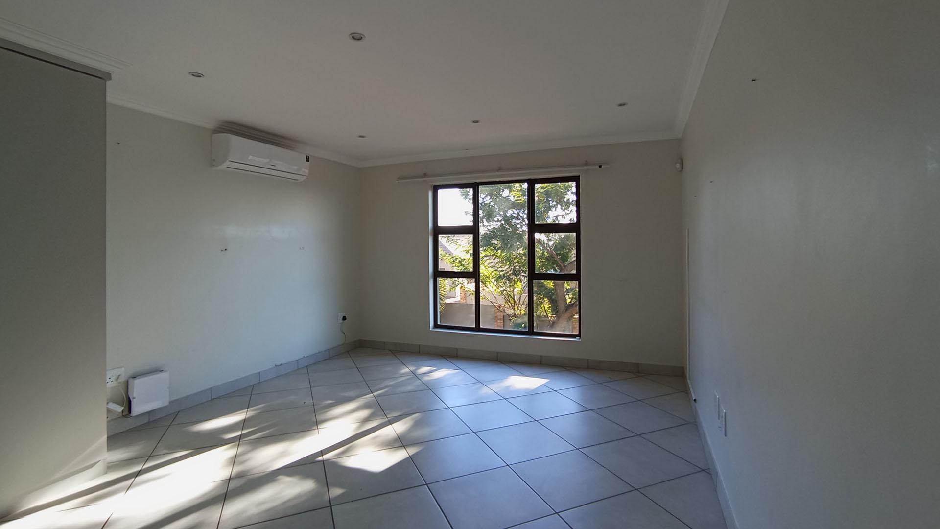 Main Bedroom - 22 square meters of property in Rua Vista