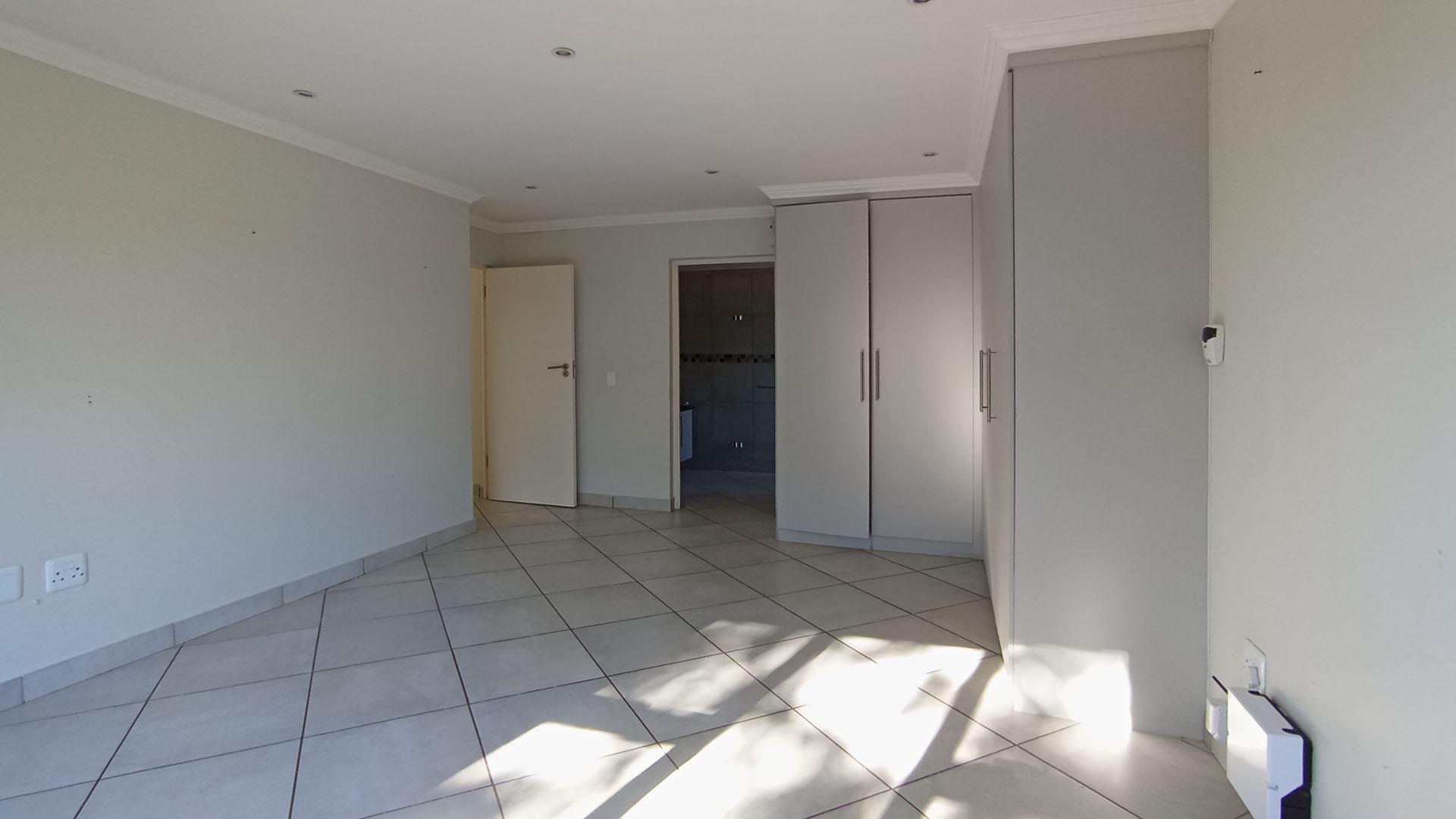 Main Bedroom - 22 square meters of property in Rua Vista