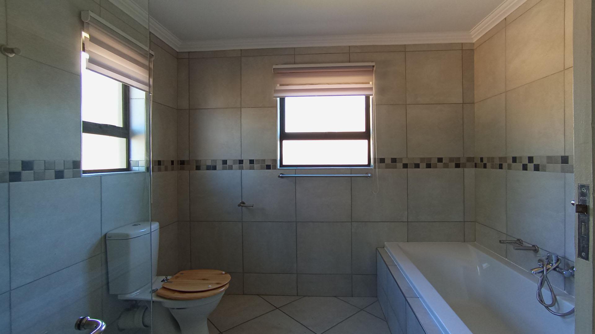 Main Bathroom - 12 square meters of property in Rua Vista