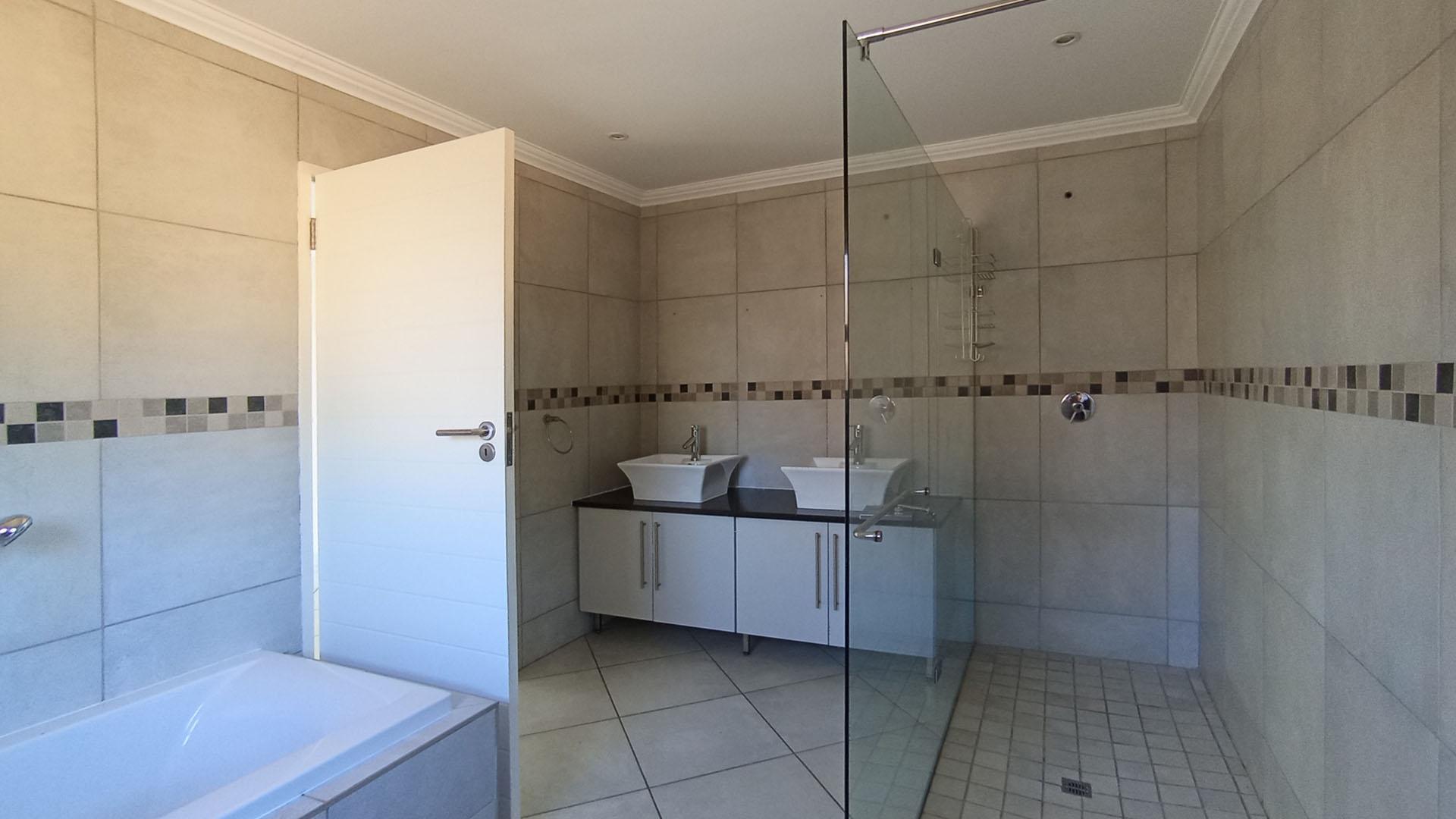 Main Bathroom - 12 square meters of property in Rua Vista