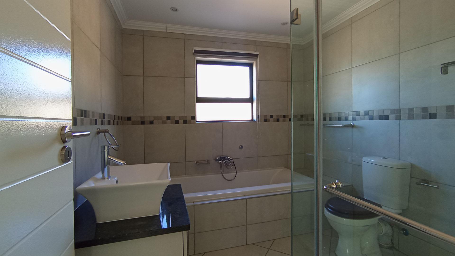 Bathroom 2 of property in Rua Vista