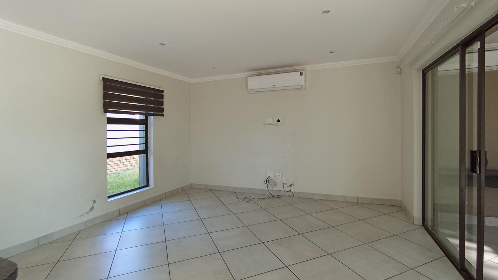 Lounges - 17 square meters of property in Rua Vista