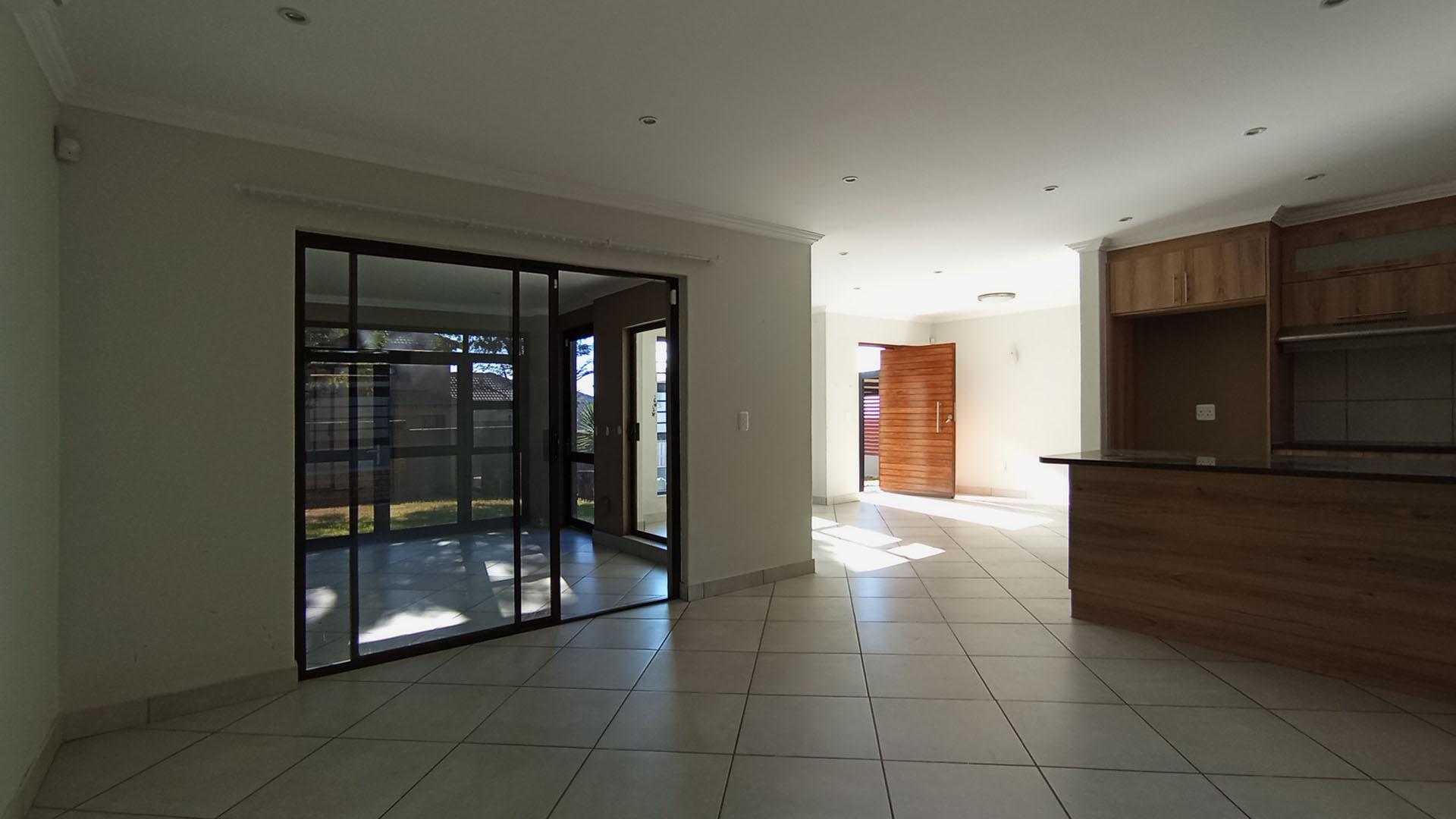 Lounges - 17 square meters of property in Rua Vista