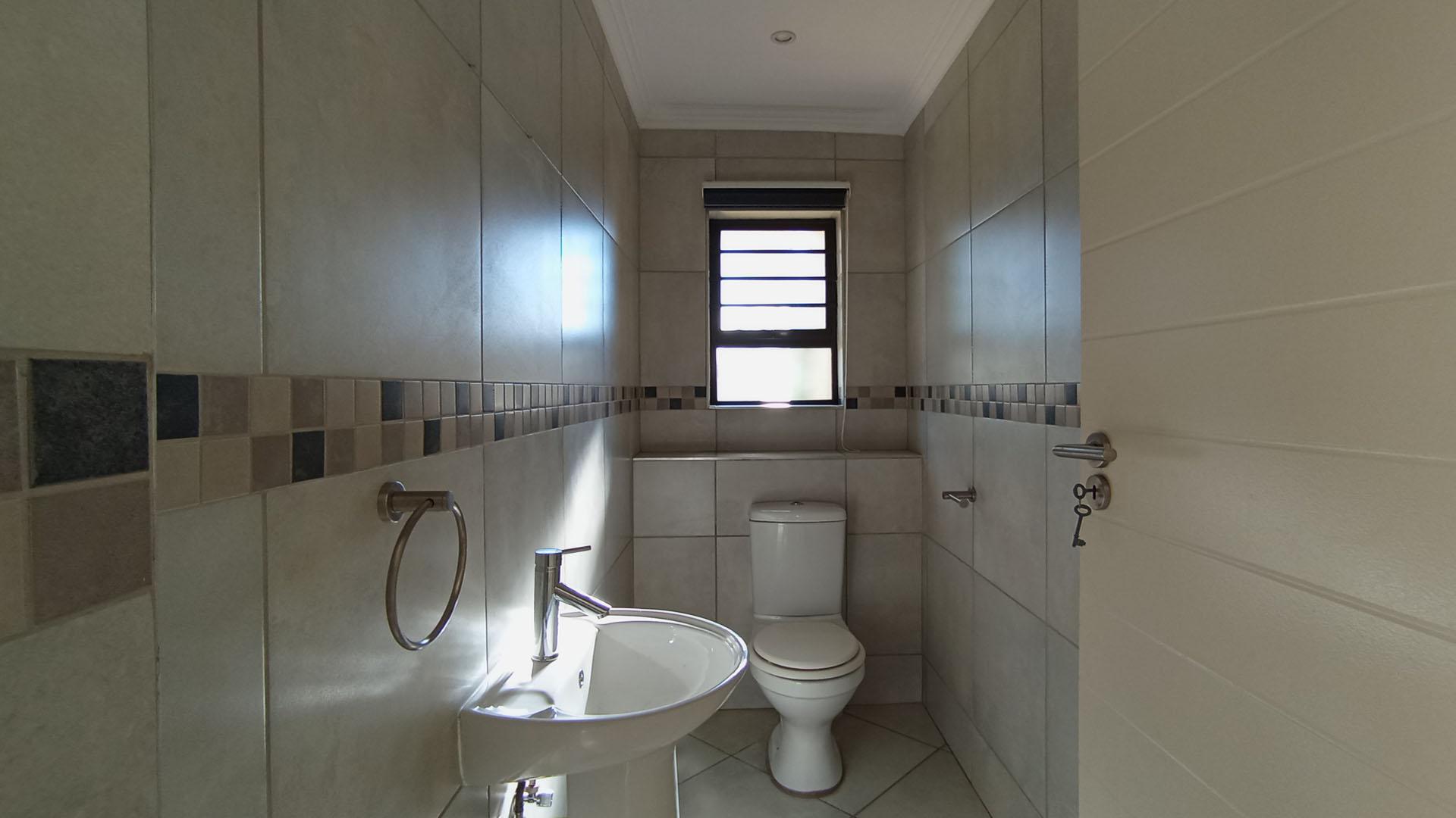 Guest Toilet - 3 square meters of property in Rua Vista