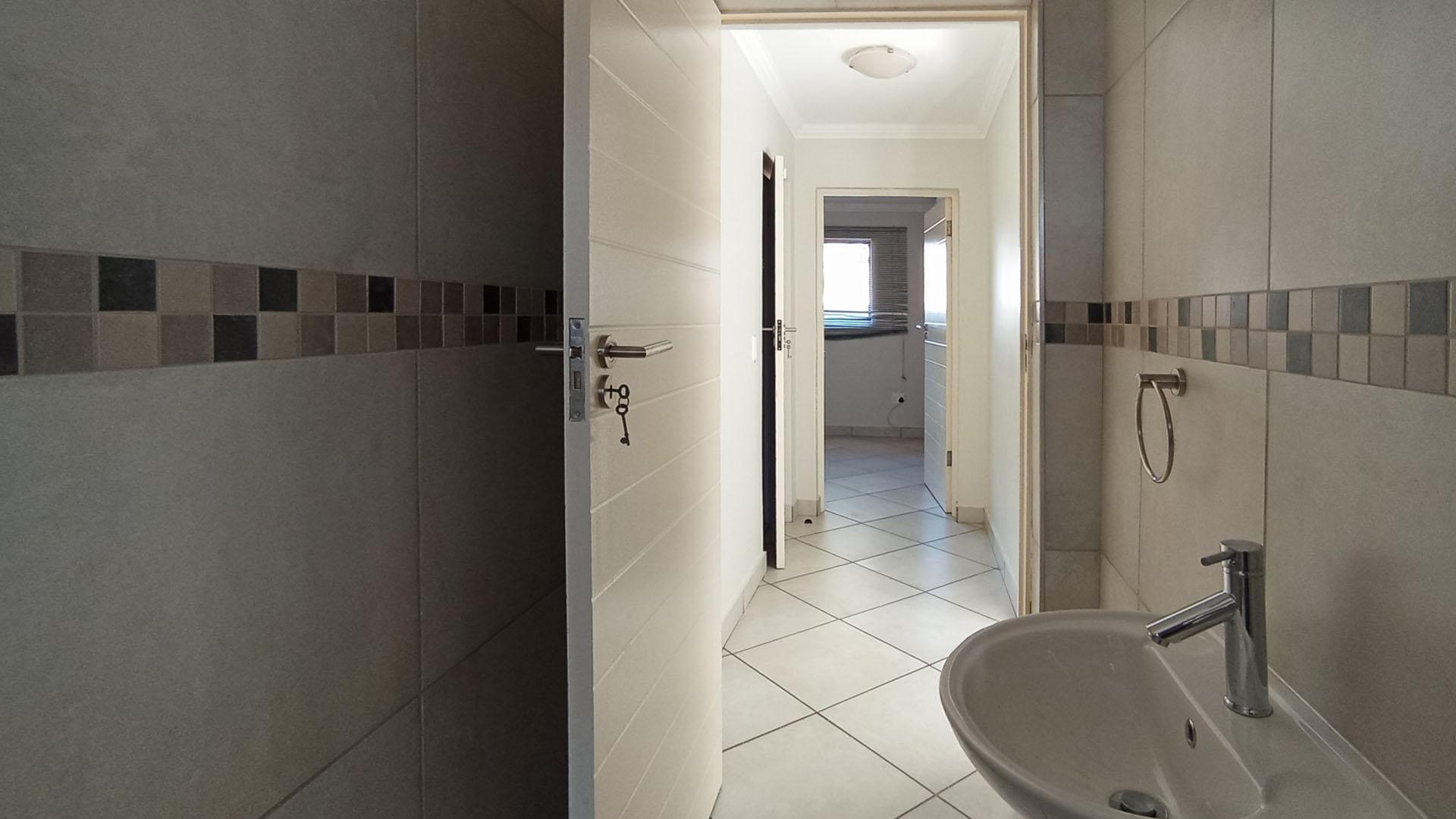 Guest Toilet - 3 square meters of property in Rua Vista