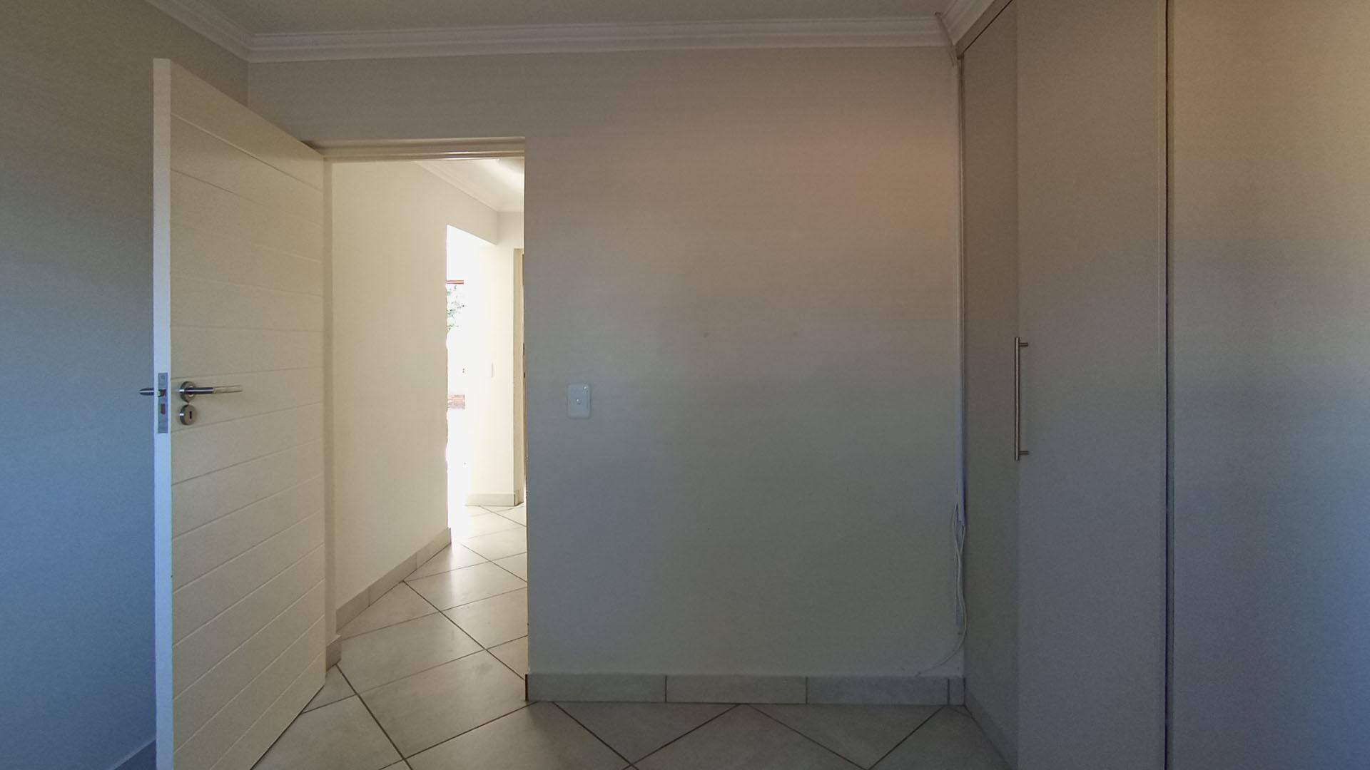 Bed Room 2 - 10 square meters of property in Rua Vista