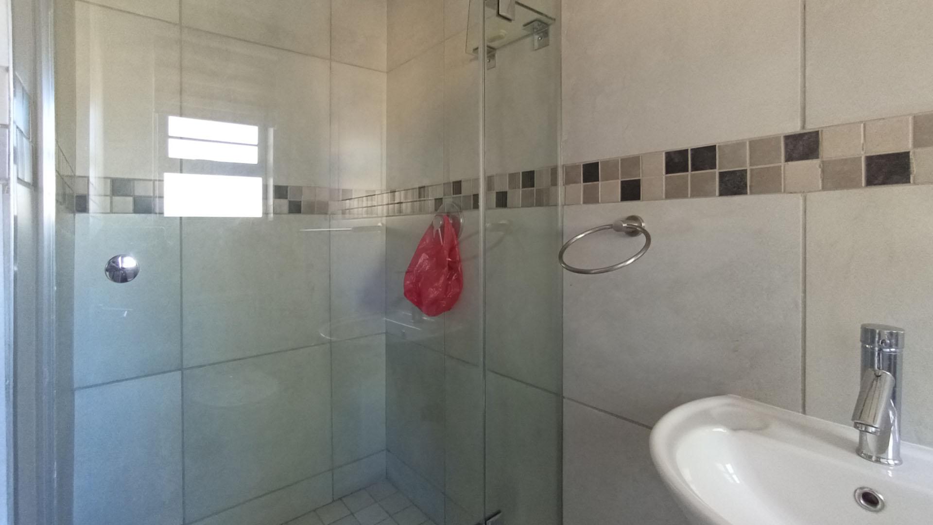Bathroom 1 - 4 square meters of property in Rua Vista
